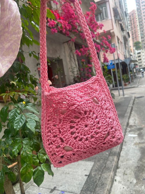 chill.crochet.life 可客制背帶/ 顏色 粉紅色鉤織祖母格側背包 配束口收納袋