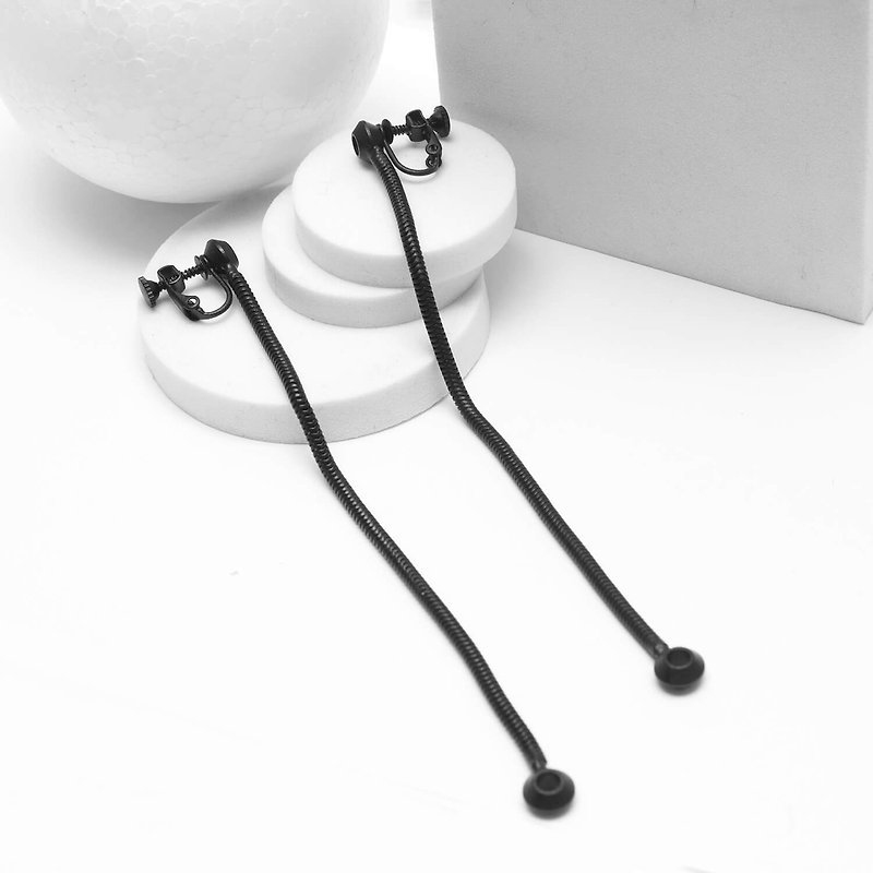 Recovery Snake Chain Clip-on Earrings (Mist Black) - ต่างหู - โลหะ สีดำ