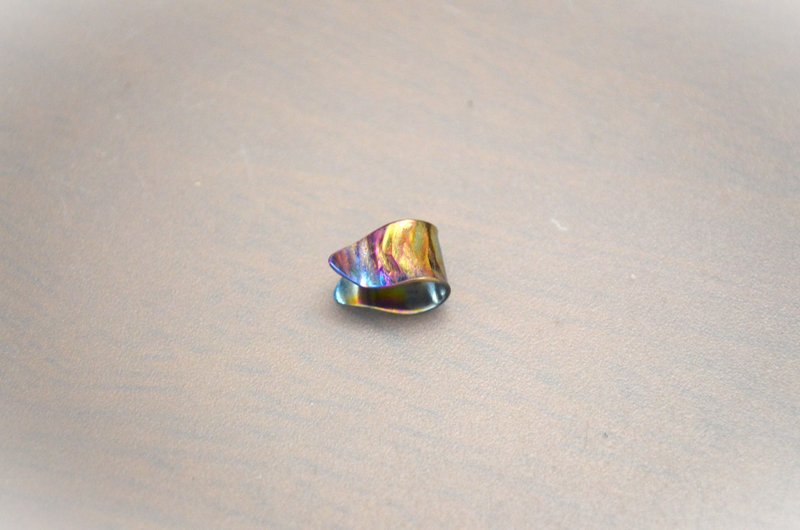 Titanium ear cuff・Drop-shaped titanium ear cuff=Sakura and blue=A - Earrings & Clip-ons - Other Metals Multicolor