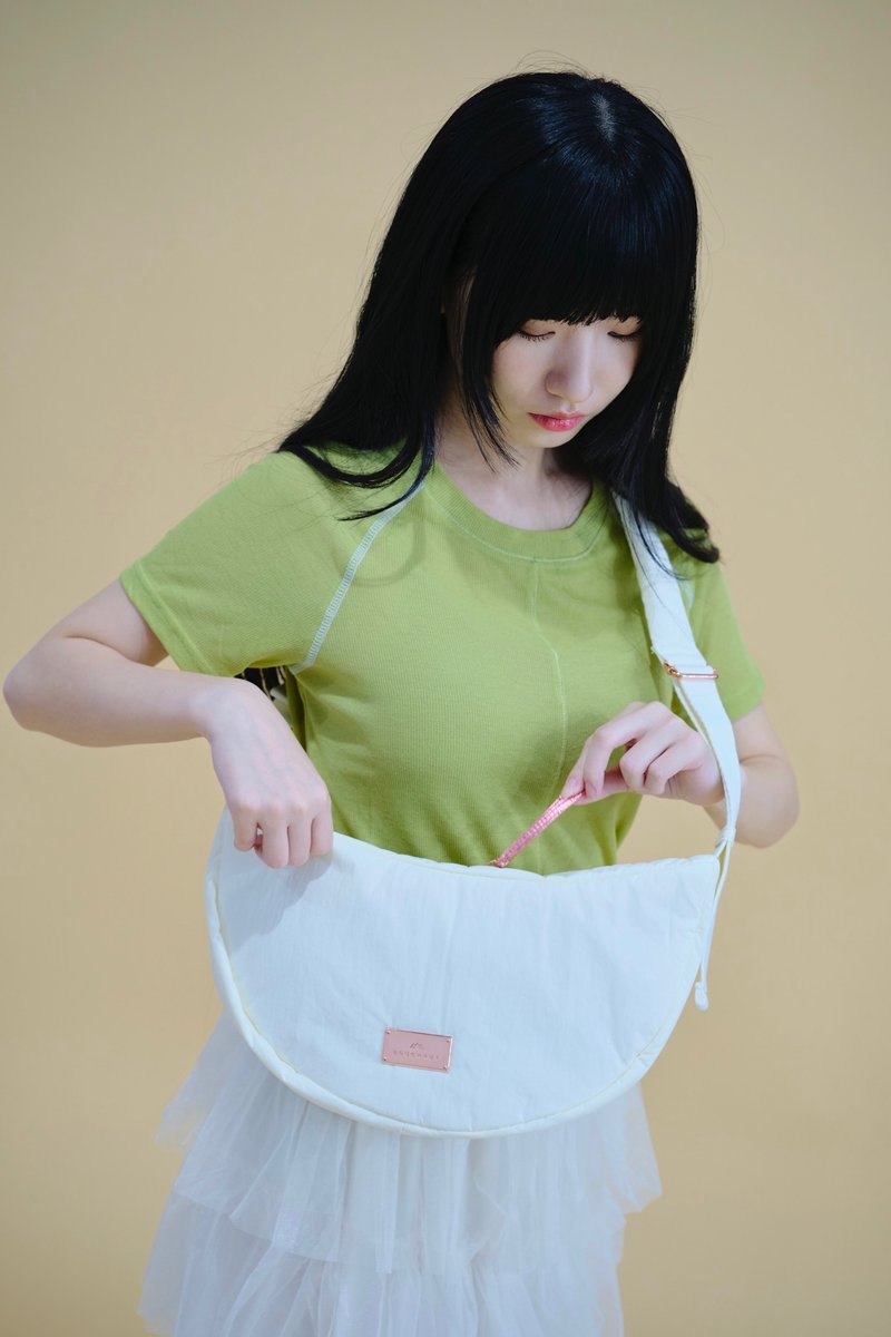 【DOUGHNUT】water-repellent hand/shoulder/cross-body 3-use small Peng Peng half-moon bag-white x pink SE - กระเป๋าแมสเซนเจอร์ - ไนลอน ขาว