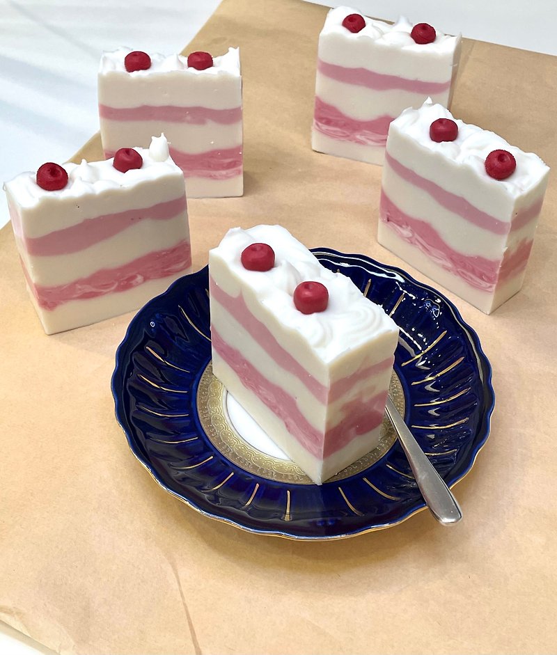 Ao Pengsi Strawberry Fresh Cream Cake Natural Handmade Soap - Soap - Essential Oils Red