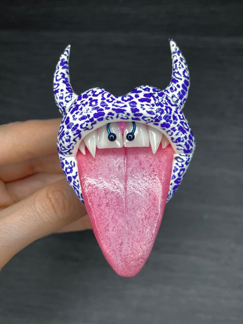 Phone grip. White & blue leopard lips. - 其他 - 黏土 