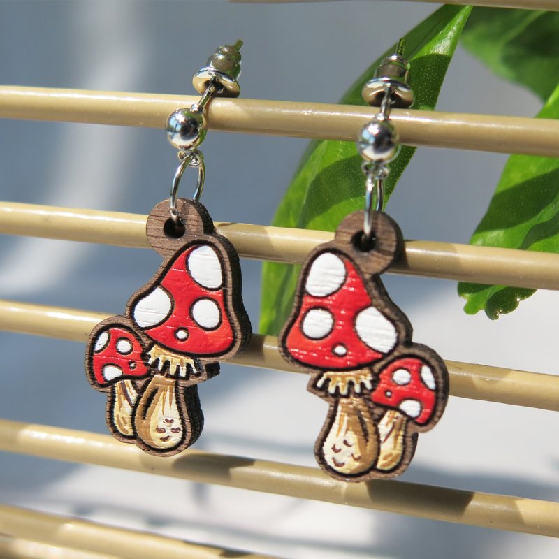 Wooden dangle earring red mushroom - 耳環/耳夾/耳骨夾 - 木頭 紅色