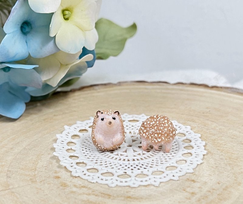 Hedgehog Earrings (Brown Color) -Hedgehog Stud Earrings - ต่างหู - ดินเหนียว 