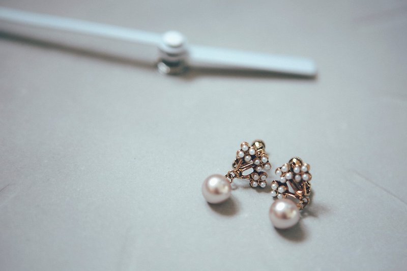 COR-DATE / Pearl Flower Pearl Earrings - ต่างหู - วัสดุอื่นๆ 