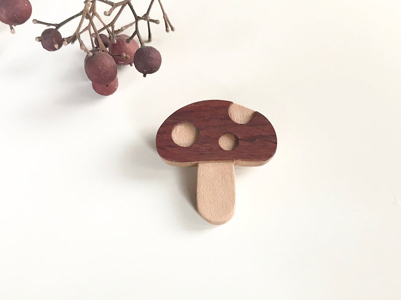 Mushroom brooch wooden - เข็มกลัด - ไม้ สีนำ้ตาล
