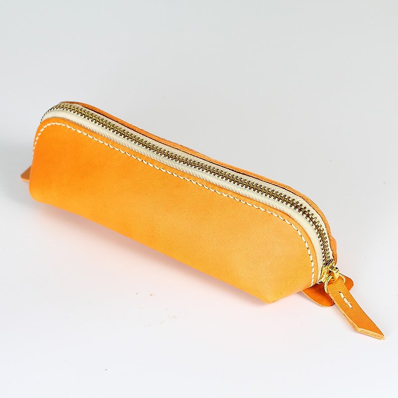 [Yingchuan Handmade] DIY zipper pencil case (cut piece with punched holes) PKIT AS010 Hand-sewn leather material bag - เครื่องหนัง - หนังแท้ สีส้ม
