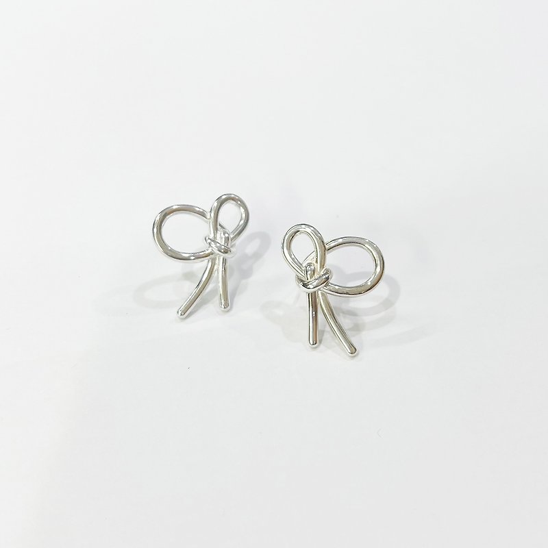 One hand knotted sterling silver earrings - ต่างหู - เงินแท้ สีเงิน