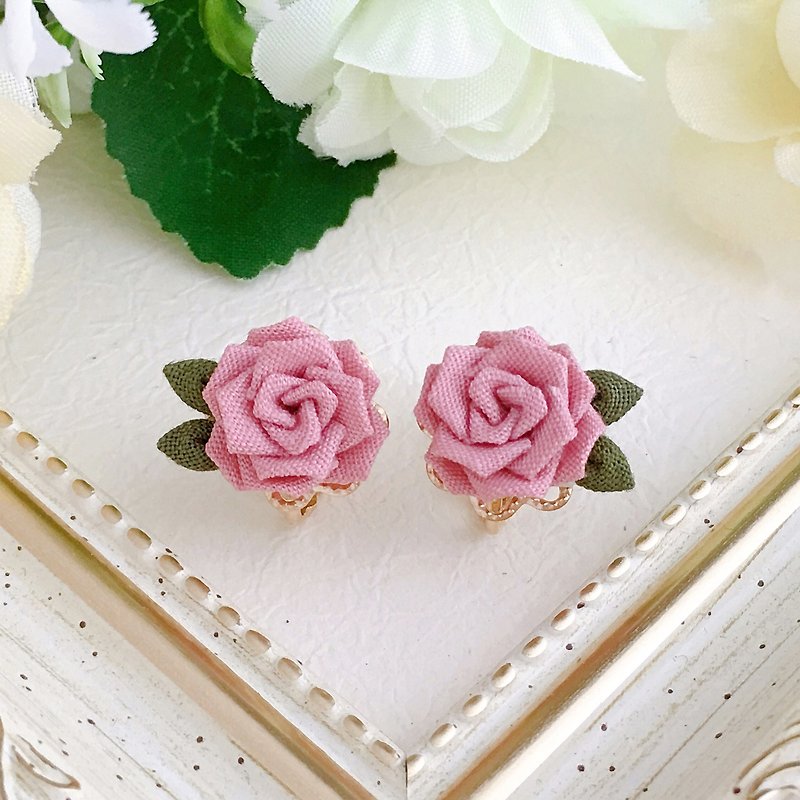 つまみ細工の薔薇のイヤリング - 耳環/耳夾 - 棉．麻 粉紅色