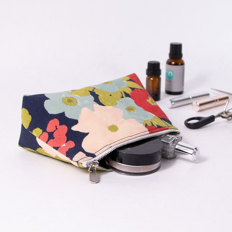 Flowers / Cosmetic Bag ( Pouch ) - กระเป๋าเครื่องสำอาง - เส้นใยสังเคราะห์ หลากหลายสี