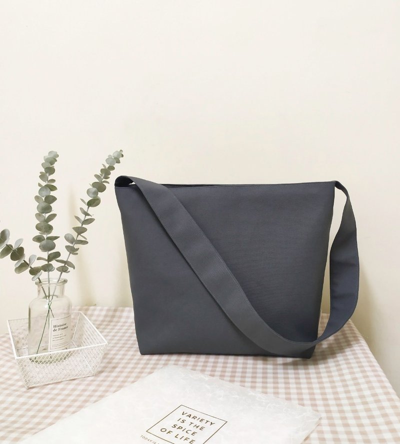 Jianjian A+ series classic canvas bag/large-capacity school bag/zipper shoulder bag/A4 book bag/cloud gray style - กระเป๋าแมสเซนเจอร์ - ผ้าฝ้าย/ผ้าลินิน สีเทา