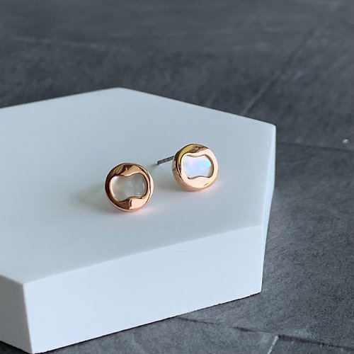 SOIRÉE BY N.Y. 蒔華芮設計師輕珠寶 晨光 珍珠貝耳環 (共兩色) 珍珠母貝 玫瑰金 銀色