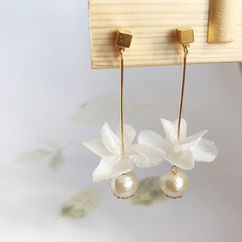 立體真花白色繡球花長耳環配日本棉花珍珠18K包金耳針(可轉耳夾) - 耳環/耳夾 - 植物．花 白色
