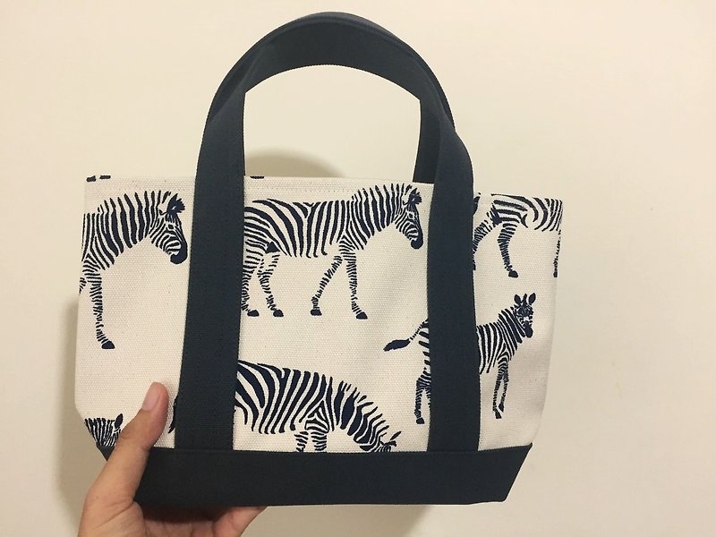 【Zebra Limited Edition】 Classic Tote Bag Ssize zeber x iron gray - Zebra x Iron Gray - - กระเป๋าถือ - ผ้าฝ้าย/ผ้าลินิน ขาว