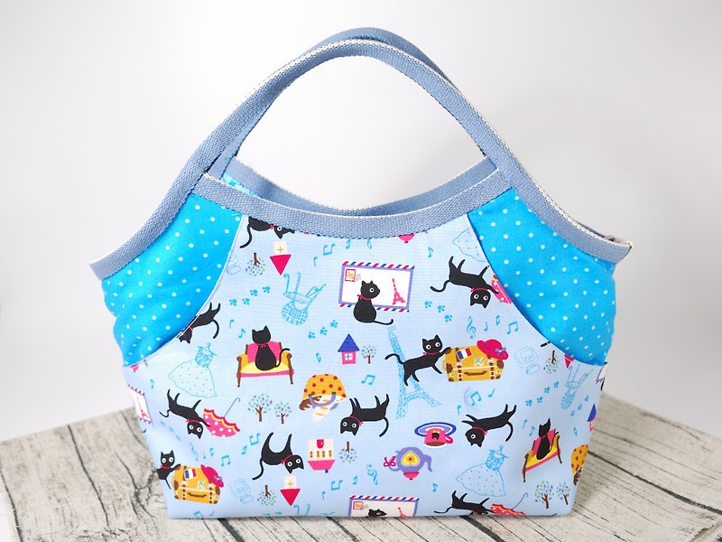 Play cloth hand made. Cat walking bag - กระเป๋าถือ - ผ้าฝ้าย/ผ้าลินิน สีน้ำเงิน
