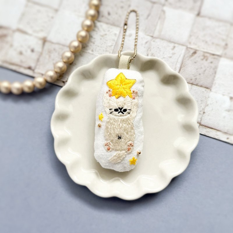 Keychain ornament of a cat holding on to a star - Brooches - Thread Yellow