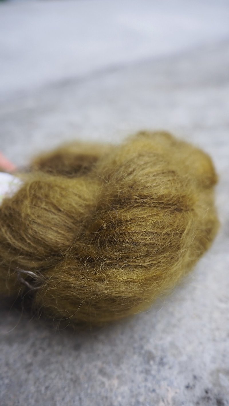 手染線。橄欖(毛海蠶絲線) - 編織/刺繡/羊毛氈/縫紉 - 羊毛 綠色