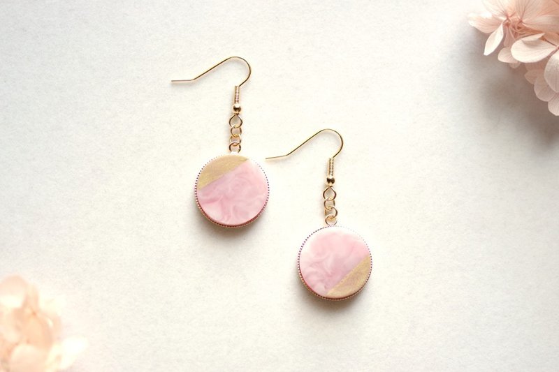 樹脂藝術 圓形耳環・啄花小鳥 - 耳環/耳夾/耳骨夾 - 樹脂 粉紅色