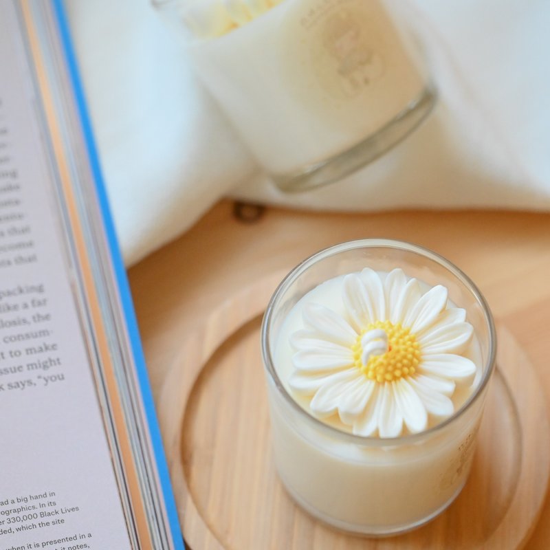 /Fragrance/ Little Daisy Perfume Container Candle - เทียน/เชิงเทียน - ขี้ผึ้ง 