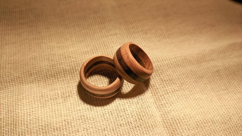 Two-color wooden pair rings with ring box couple friends handmade - แหวนทั่วไป - ไม้ สีนำ้ตาล