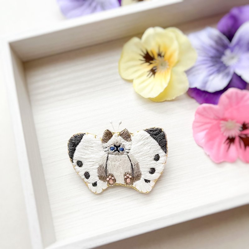 Butterfly cat embroidery brooch - Brooches - Thread White
