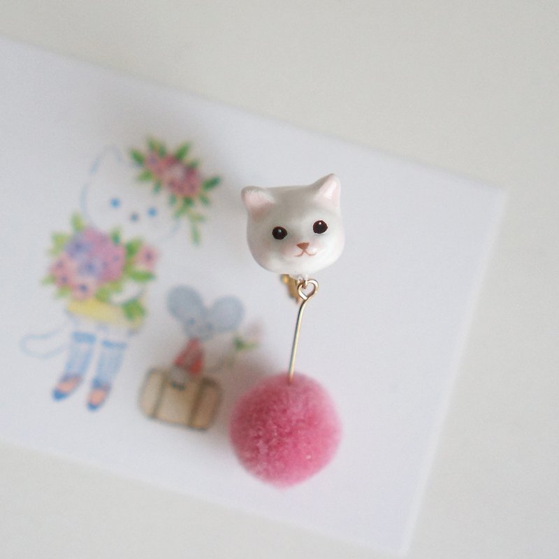 |独角森林| 小白猫喜欢和毛球球玩耍 单只 耳针/耳夹 - 耳環/耳夾 - 黏土 
