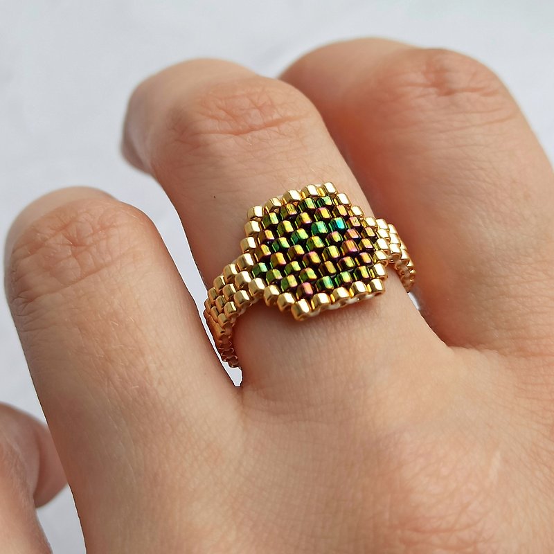 Beaded signet ring | Gold bead ring | Luster green ring | Unique design ring - 戒指 - 玻璃 綠色