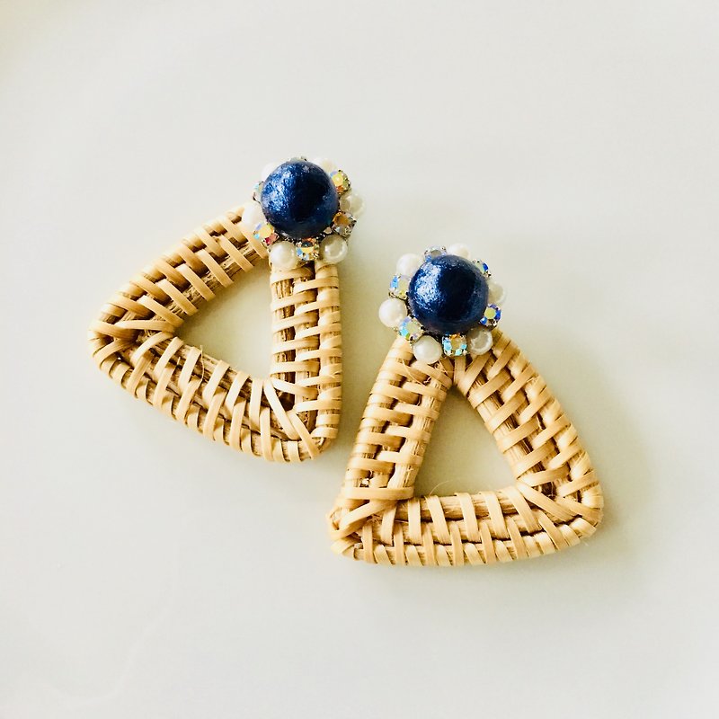 Latin and pearl earrings ~ Triangular lattan ~ - ต่างหู - ไม้ หลากหลายสี