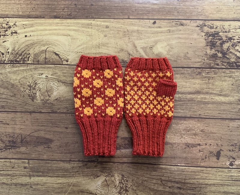 Hand warmers with traditional Scandinavian pattern, red x orange - ถุงมือ - ขนแกะ สีแดง