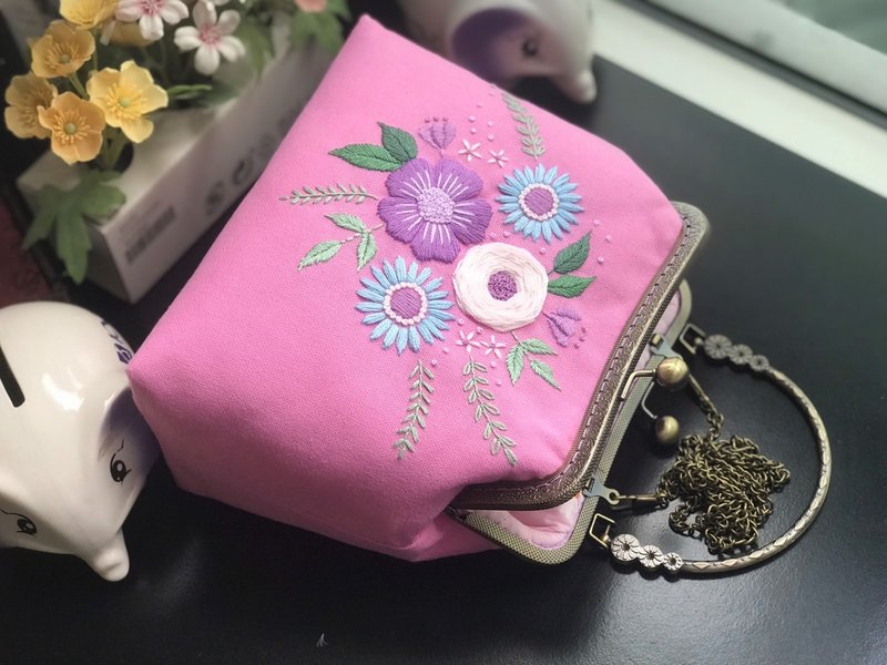 Hand-embroidered bag,hand-embroidered kisslock bag,pink fabric bag - 手提包/手提袋 - 棉．麻 