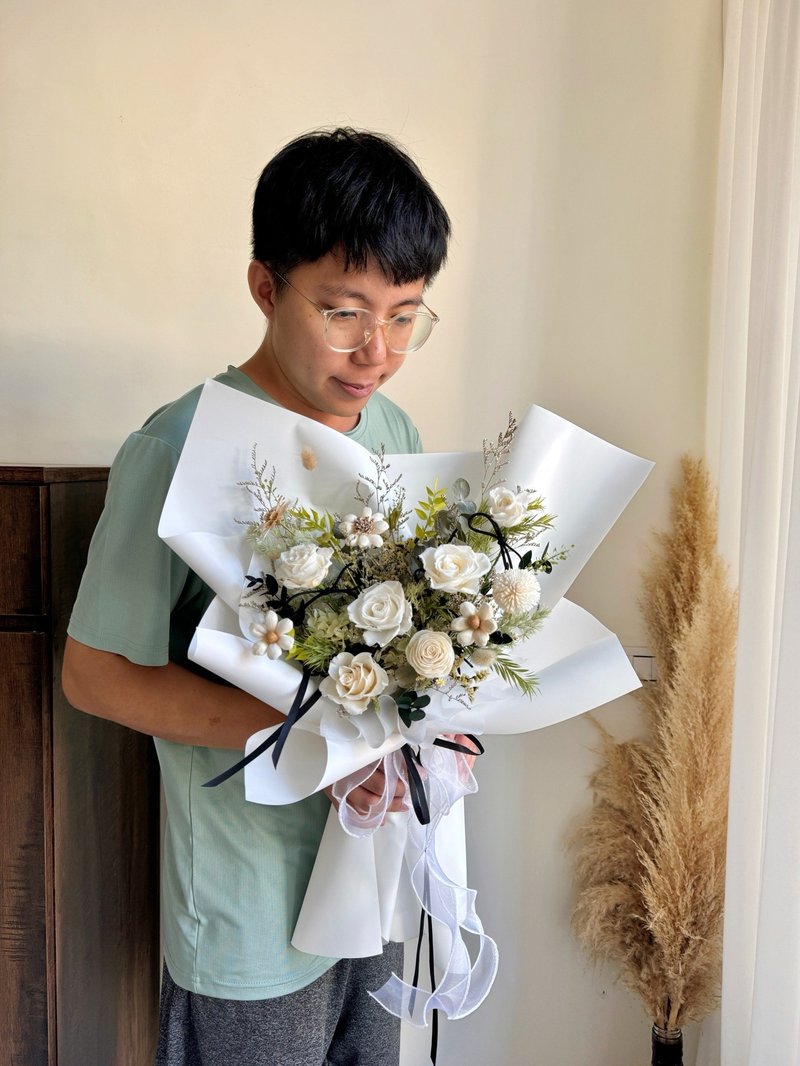 日日好 白綠色系 永生花束 情人節花束 - 乾燥花/永生花 - 植物．花 白色