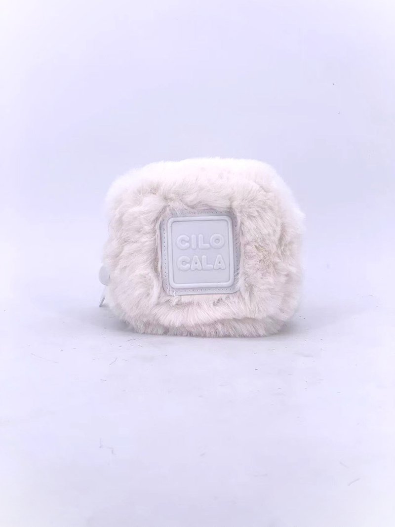 Fur Milky Square pouch - กระเป๋าเครื่องสำอาง - วัสดุอื่นๆ 