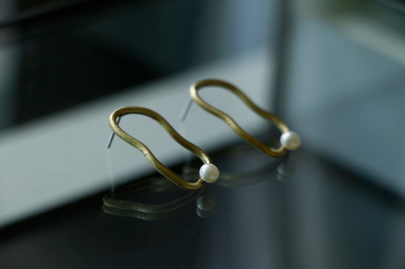 ทองแดงทองเหลือง ต่างหู สีทอง - Bronze Hupper Pearl Earrings