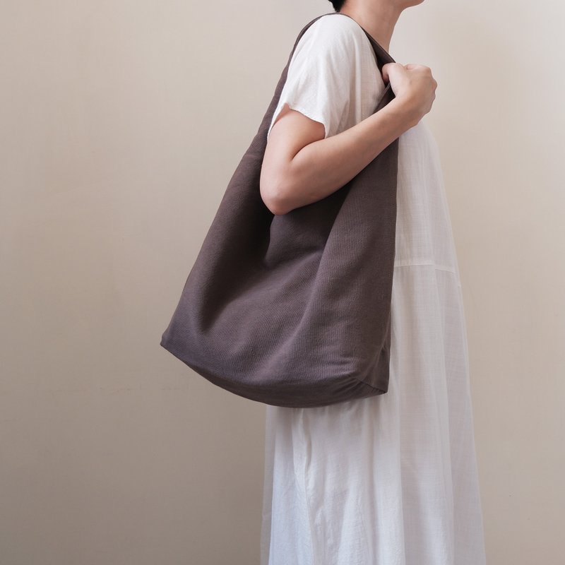 Wood color pure cotton shoulder bag - กระเป๋าแมสเซนเจอร์ - ผ้าฝ้าย/ผ้าลินิน สีนำ้ตาล