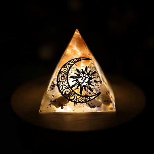 M31仙女星工作室 【新年禮盒】日月爭輝奧剛金字塔小夜燈Orgonite水晶療癒奧根塔