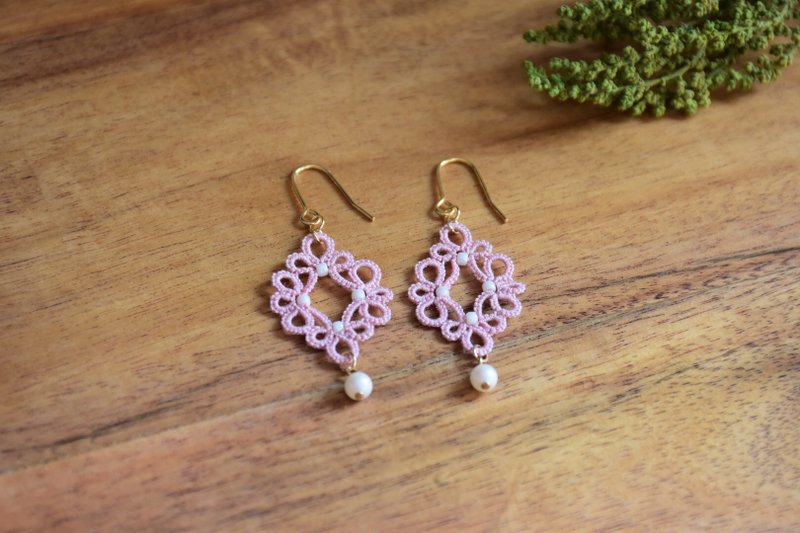 Elegant diamond-shaped small pearl woven lace earrings-pink / タティングレースピアス - ต่างหู - ผ้าไหม สึชมพู