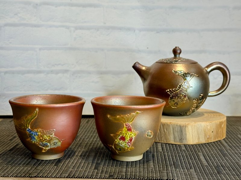 鯉躍茶具組  柴燒釉彩  一壺兩杯 - 茶壺/茶杯/茶具 - 陶 