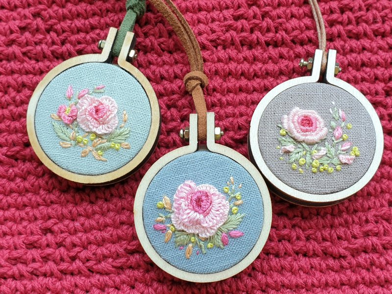 手刺繡玫瑰花迷你繡框墜飾/項鍊/ABC三款 - 項鍊 - 木頭 