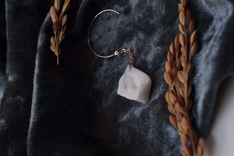 White marble Stone spike series of unilateral earrings Japan exclusive design accessories - Earrings & Clip-ons - Stone White