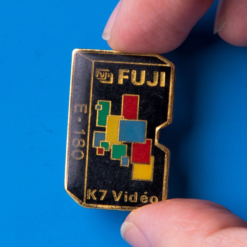 桑惠商號 FUJIFILM富士底片 歐洲版 K7 VIDEO VHS 錄影帶紀念徽章 - 胸針 - 其他材質 多色