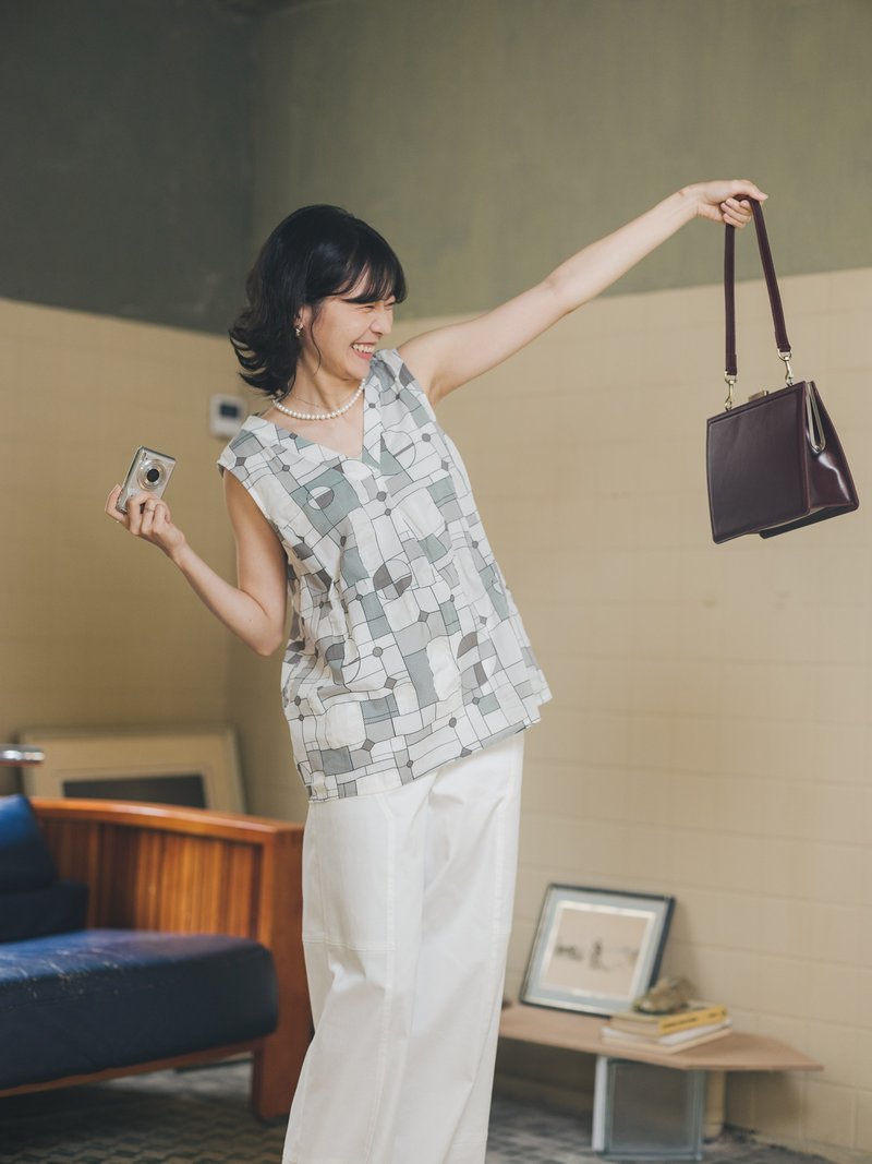 PINKOI ONLY 幾何夢境V口無袖上衣-middle - 背心/無袖上衣 - 棉．麻 灰色