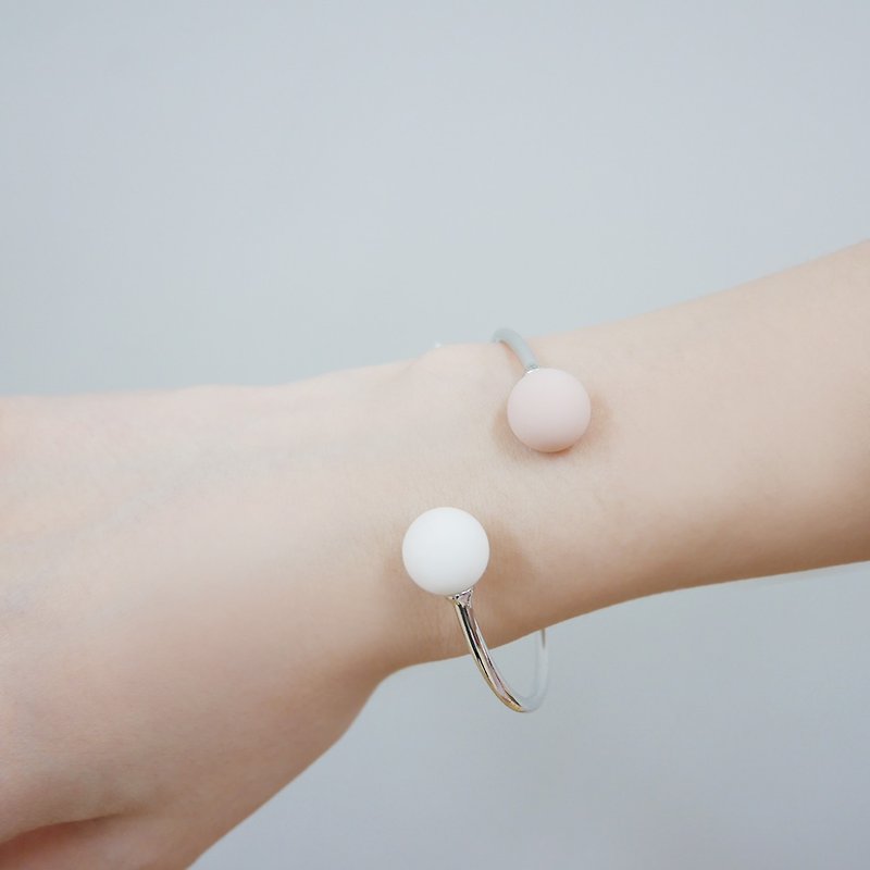 Marshmallow Ball Bangle - PINKY WHITEY - สร้อยข้อมือ - โลหะ สีเงิน