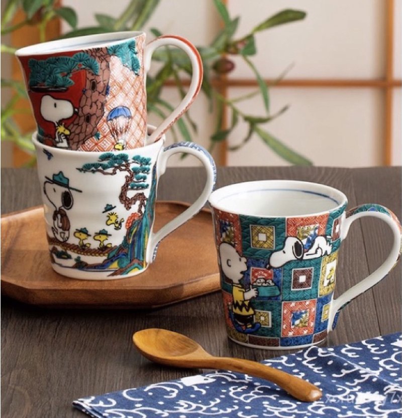 [Out of Print] Kutani Ware-Peanuts (Snoopy) co-branded mug- Stone stack/red painting/landscape - แก้ว - เครื่องลายคราม สีแดง