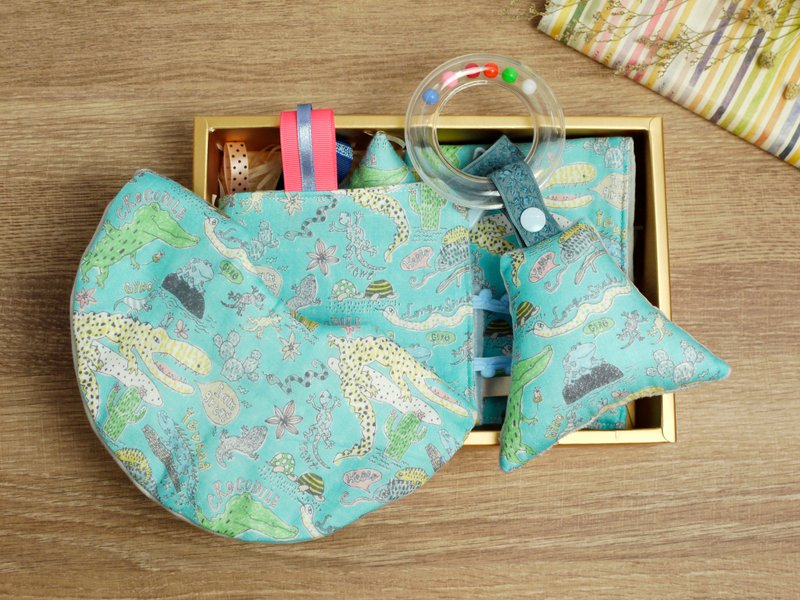 彌月禮盒:::八層紗口水巾 安撫巾 手搖鈴 手帕│鱷魚叢林(藍) - 彌月禮盒 - 其他材質 藍色