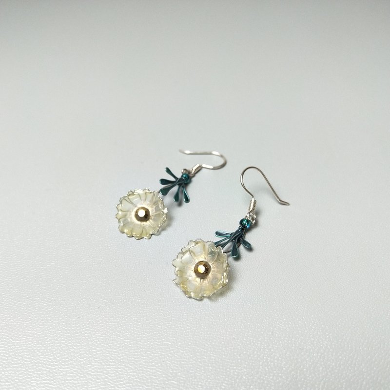 【純手工】透霧的。波斯菊。樹酯工藝。925純銀搭配。手作耳環 - 耳環/耳夾/耳骨夾 - 樹脂 黃色