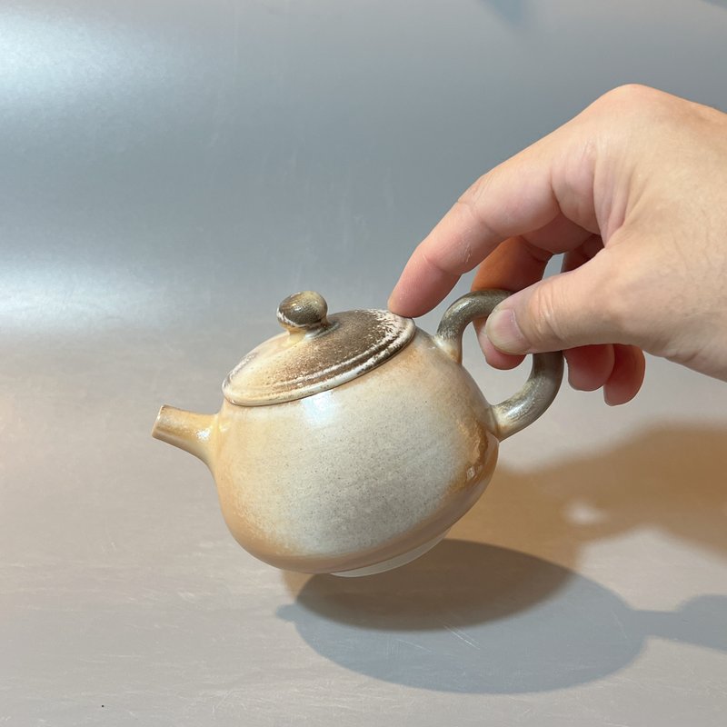 柴燒瓷土奶油系正把茶壺 / 柴燒茶具  / 小平凡手作 - 茶壺/茶杯/茶具 - 陶 