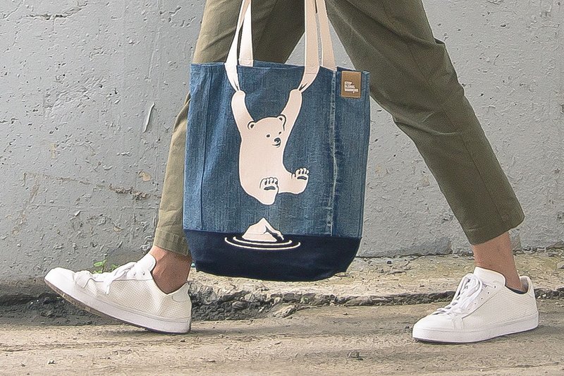 Up-cycled Denim Polar Bear Tote Bag - กระเป๋าถือ - ผ้าฝ้าย/ผ้าลินิน สีน้ำเงิน