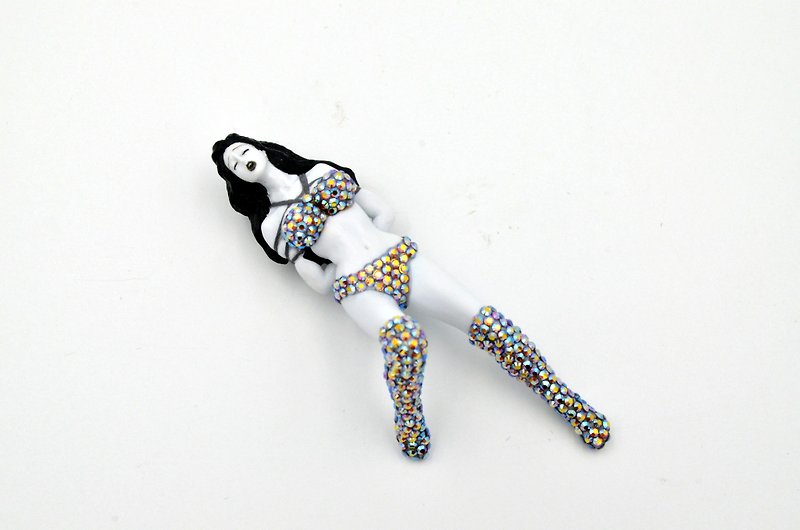 TIMBEE LO Jewelry Wind Singer Queen Crystal Dress Heart Pin - เข็มกลัด - พลาสติก สีเทา