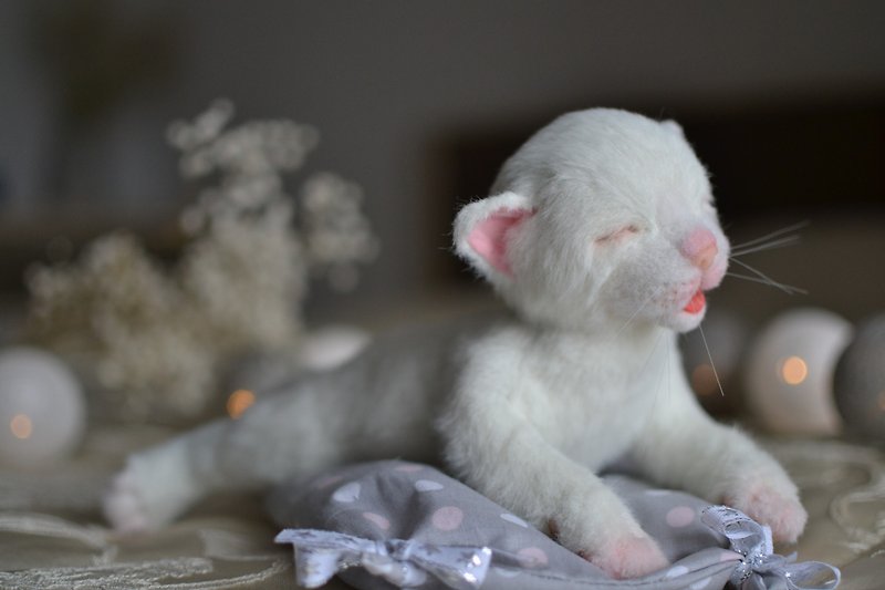 Realistic newborn white kitten, plush toy - ตุ๊กตา - วัสดุอื่นๆ ขาว