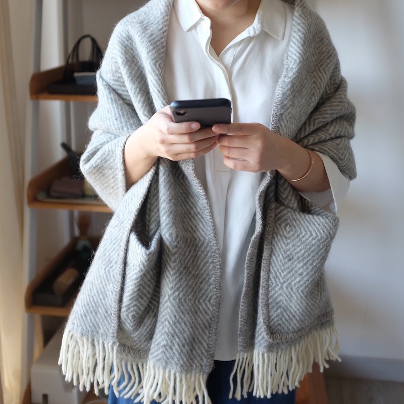 MARIA wool pocket shawl (light gray stripes) - ผ้าพันคอถัก - ขนแกะ สีเทา